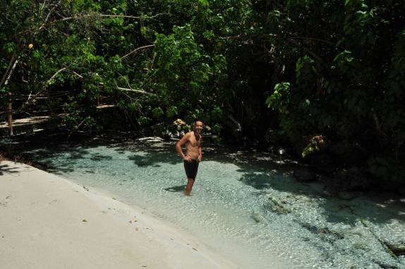 Um pequeno rio de águas geladas, doce e transparente, na praia Paradise, perto de Labadee, na costa norte do Haiti
